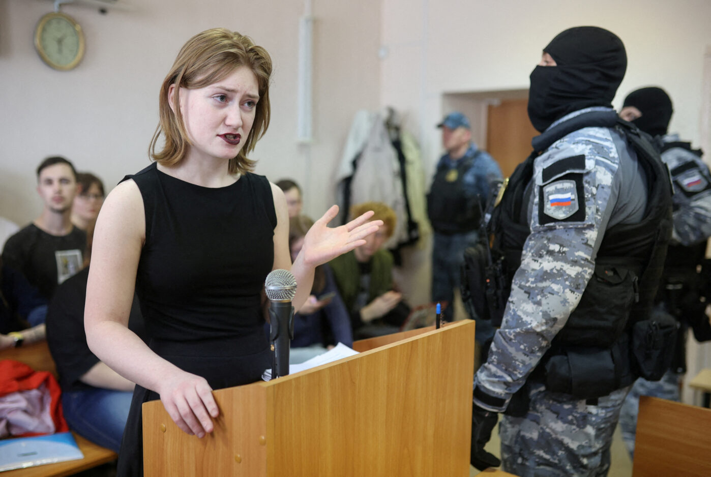 Активистка Дарья Козырева, обвиняемая в «дискредитации» армии, выступает с речью на судебном заседании 18 апреля 2025 года в Санкт-Петербурге.
