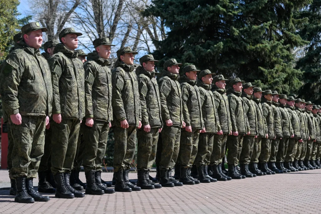 Российские призывники, призванные на военную службу, выстраиваются в строй во время торжественной церемонии перед отправкой в гарнизоны