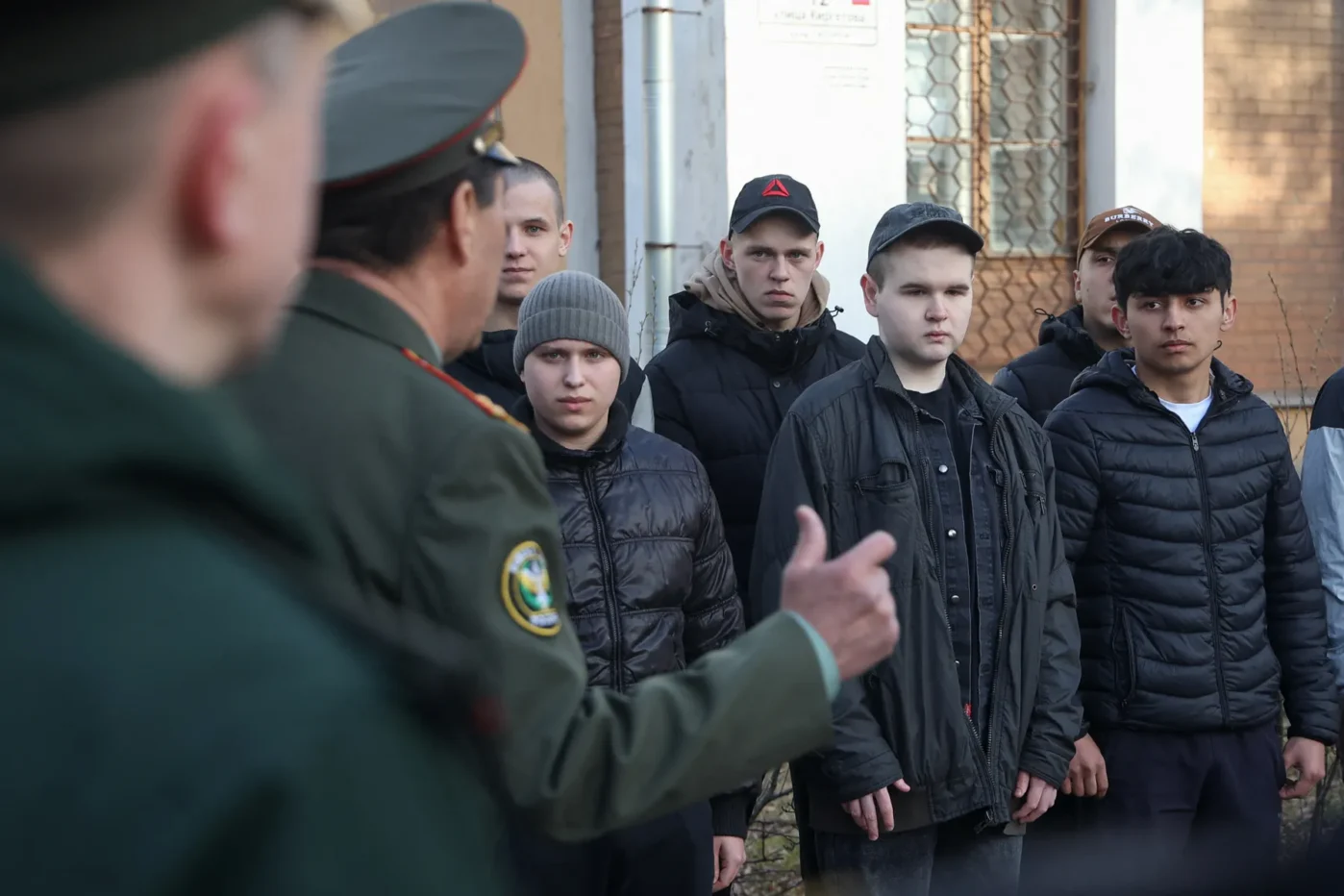 Российские призывники, призванные на военную службу, выстраиваются в строй во время торжественной церемонии перед отправкой в гарнизоны