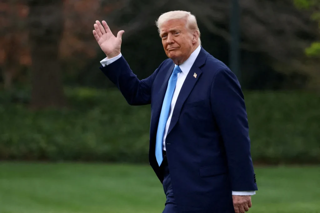 Президент США Дональд Трамп машет рукой c лужайки Белого дома в Вашингтоне