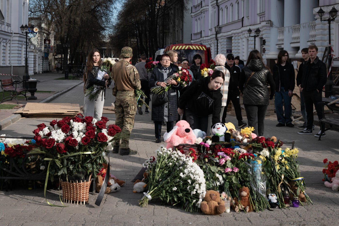 Горожане собрались, чтобы почтить память своих близких, погибших от российского ракетного удара в Сумах