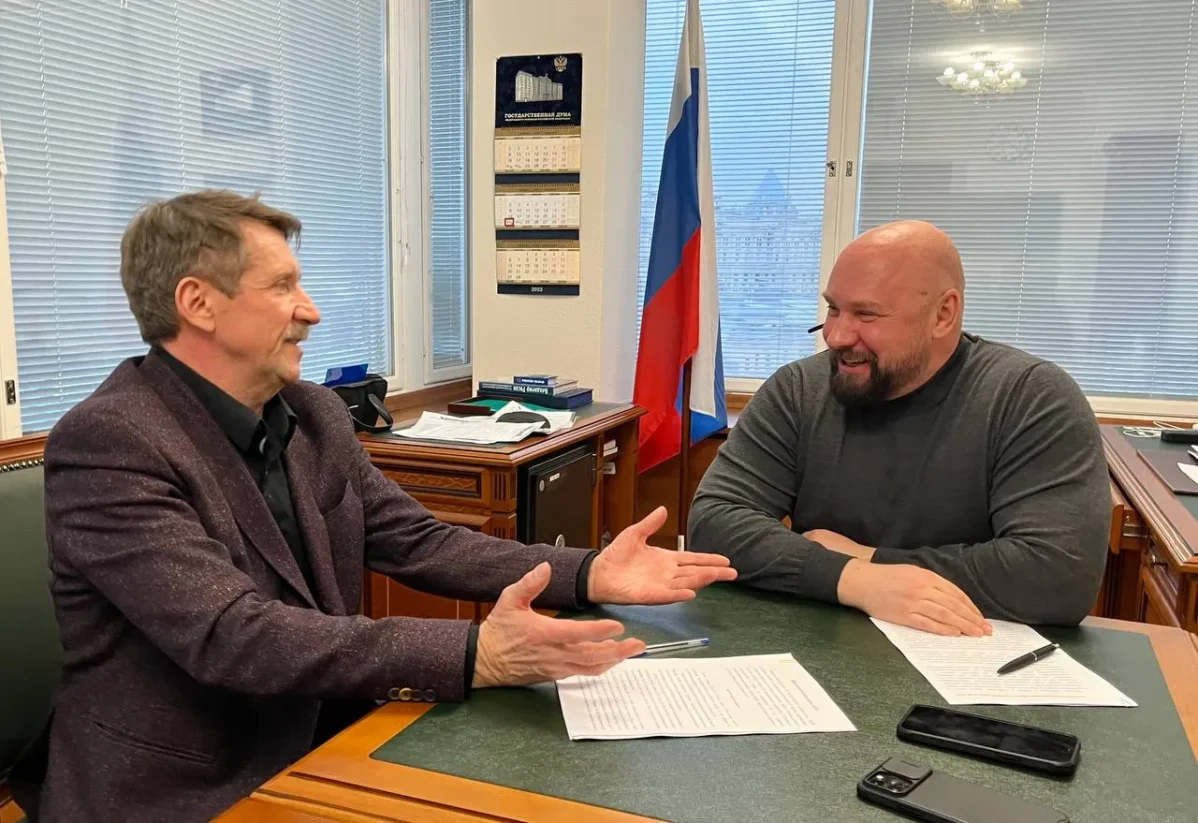 Виктор Бут и депутат от партии ЛДПР Владимир Кошелев во время встречи 24 января 2023 года