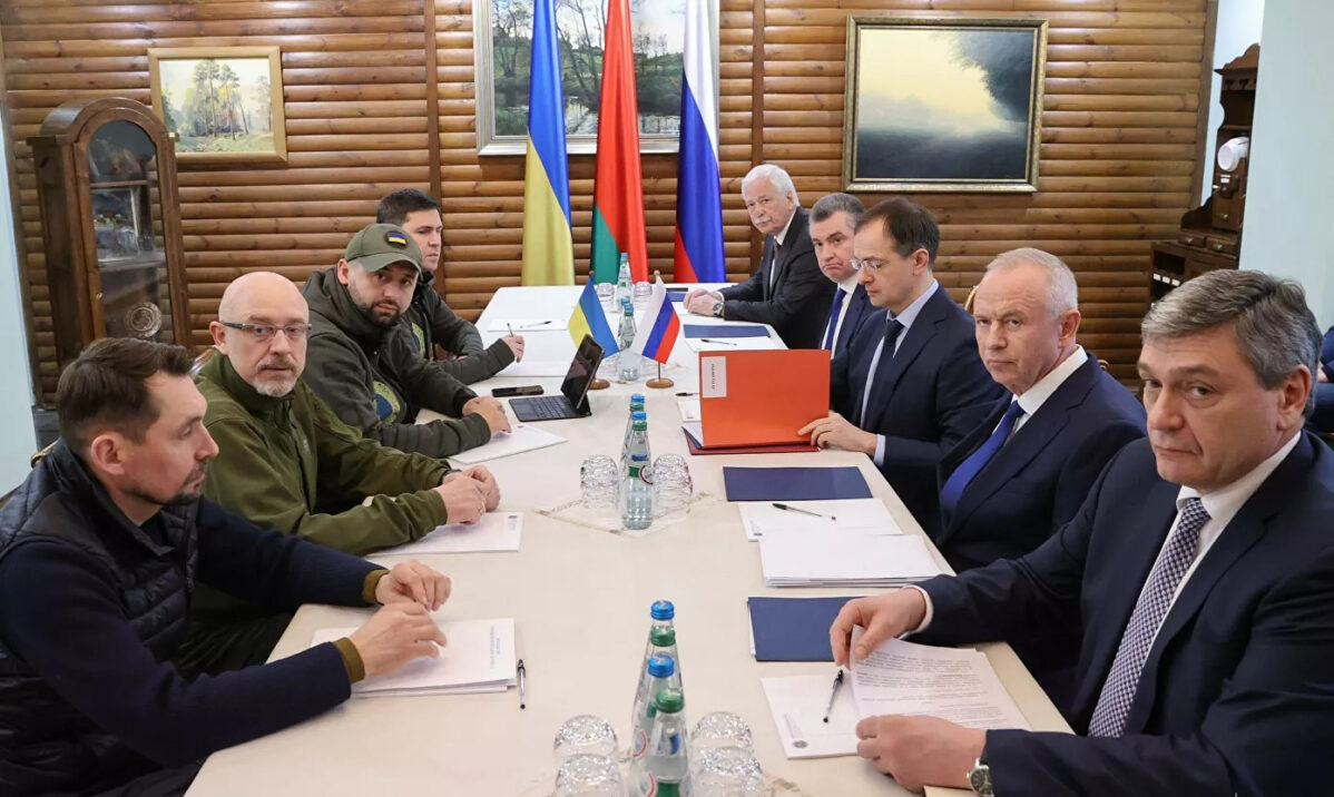 Переговоры украинской и российской делегаций в Беловежской пуще 7 марта.