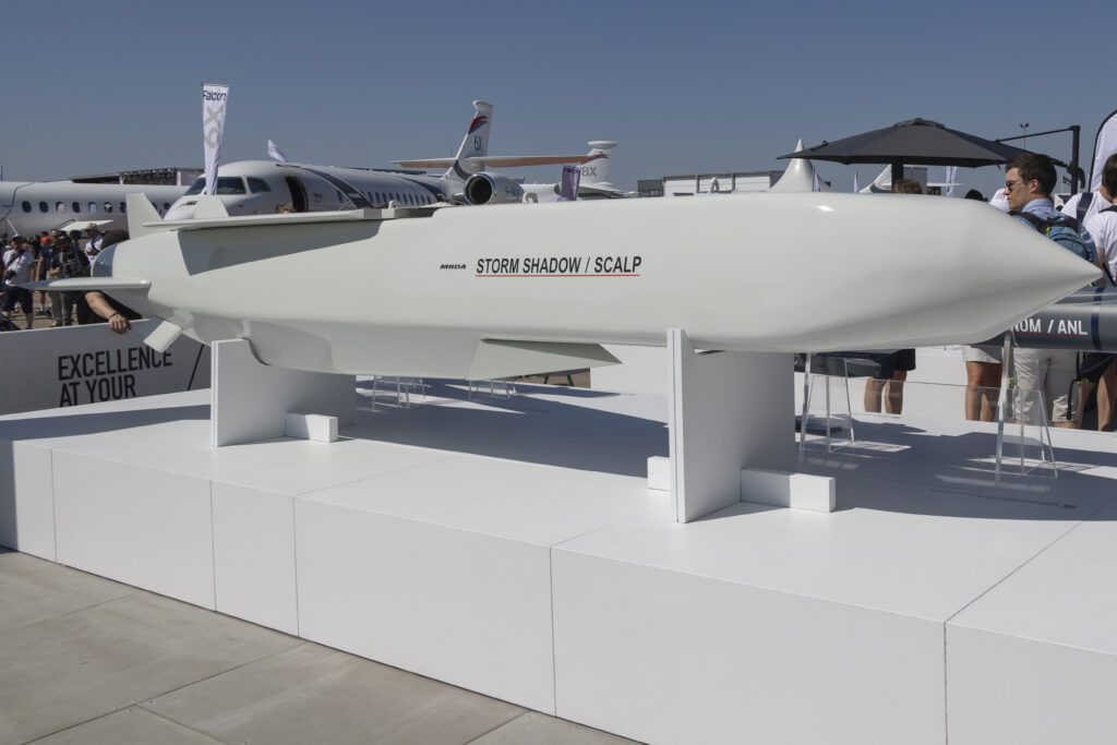 Storm Shadow/SCALP, разработанные с использованием технологий малозаметности, достигают скорости до 0,95 махов и могут нести до 450 килограммов взрывчатки