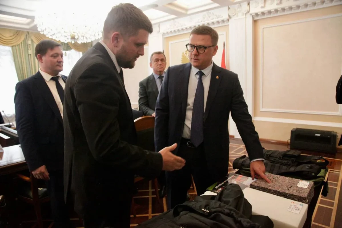 Губернатор Челябинской области Алексей Текслер знакомится с новой продукцией для армии