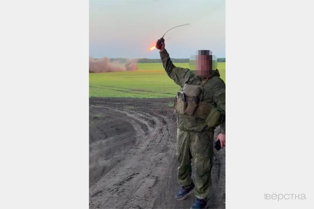 Военный с заблюренным лицом с криком «За «Лесту» дает команду к залпу из орудий