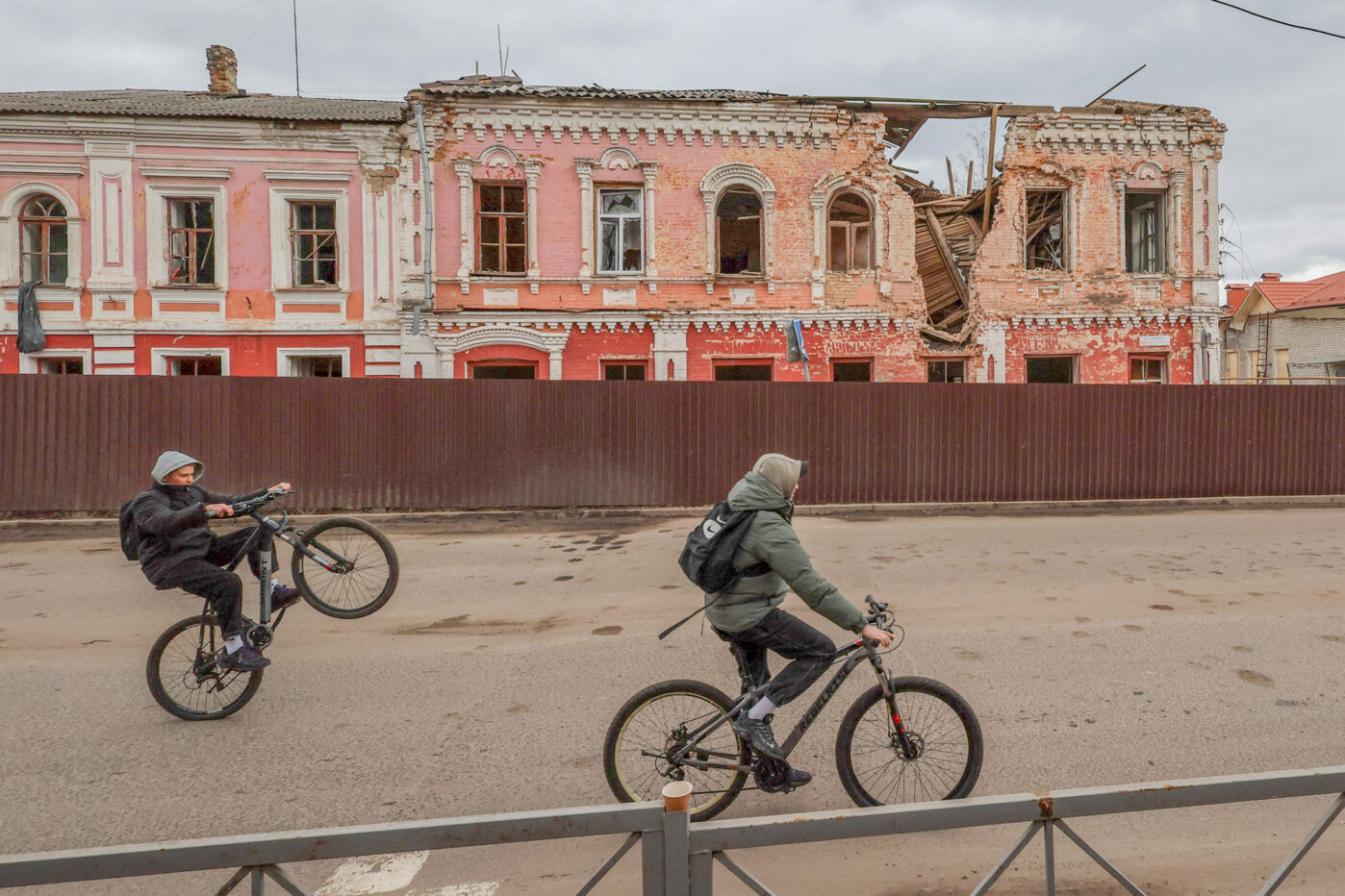 Школа, поврежденная в результате ракетного удара в Рыльске, Курская область