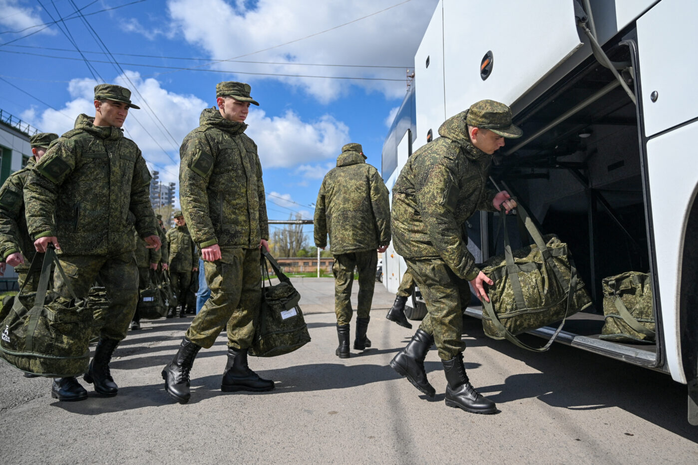 Российские призывники садятся в автобус перед отправкой в ​​гарнизоны в Батайске Ростовской области
