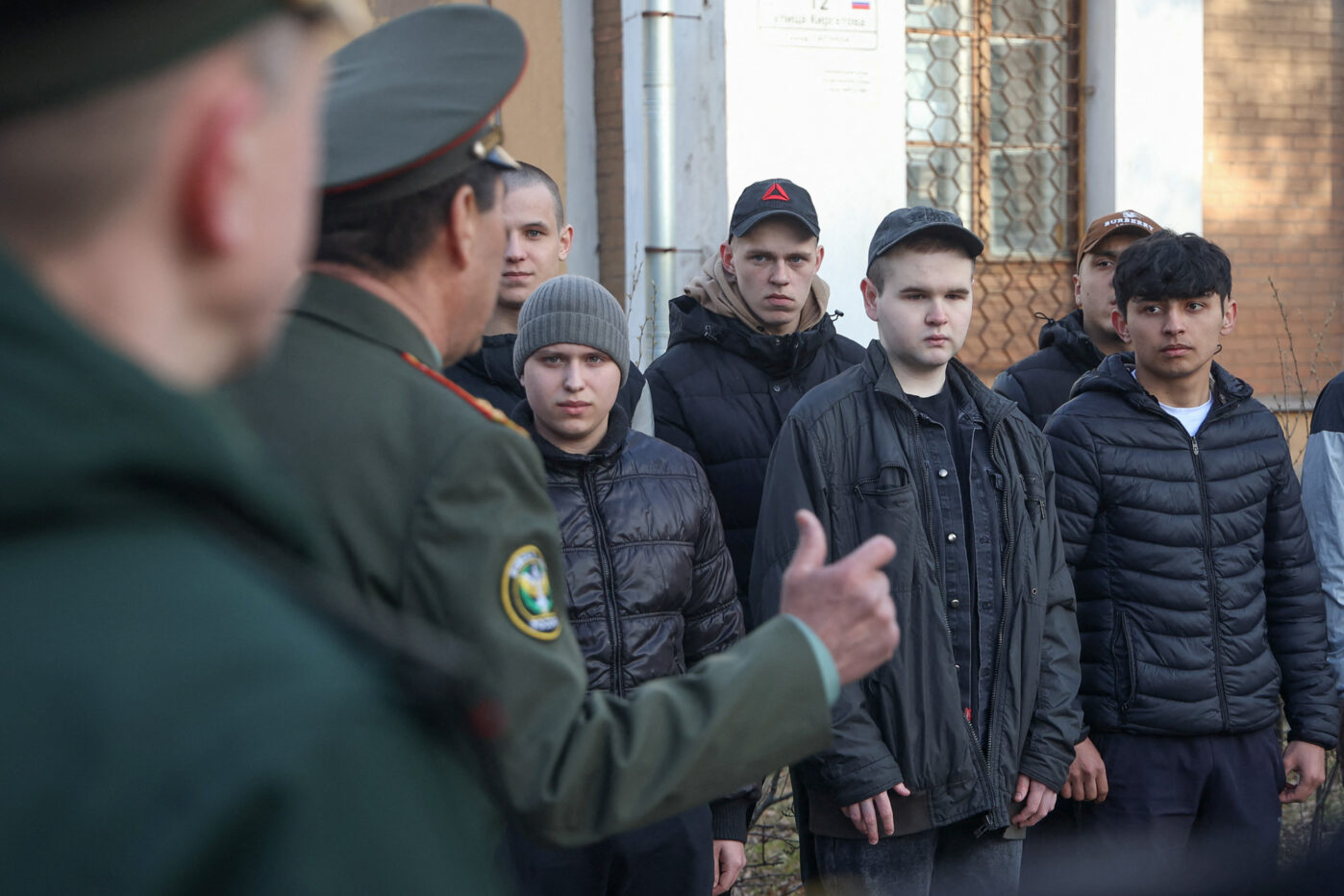 Российские призывники на военную службу перед отправкой в ​​гарнизоны из призывного пункта в Гатчине Ленинградской области