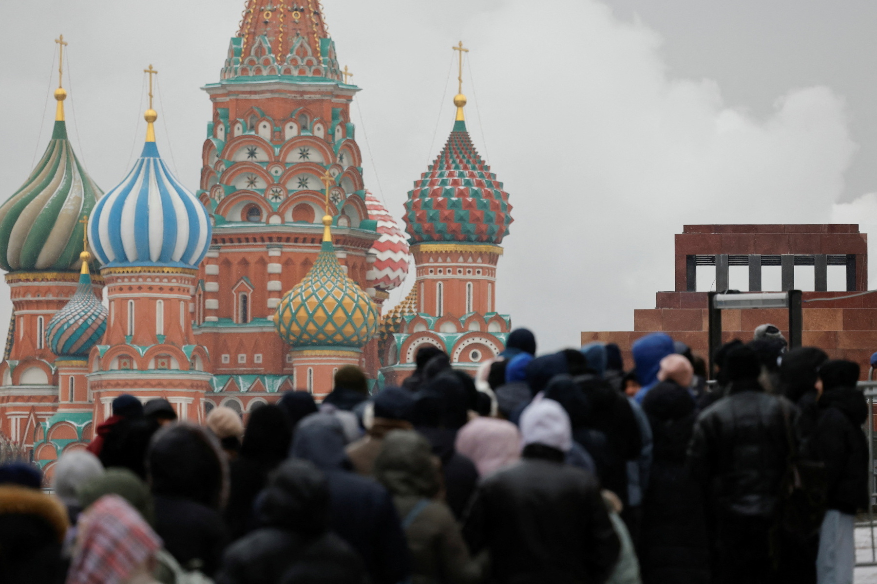 Сотни людей пришли в мавзолей перед его закрытием на ремонт