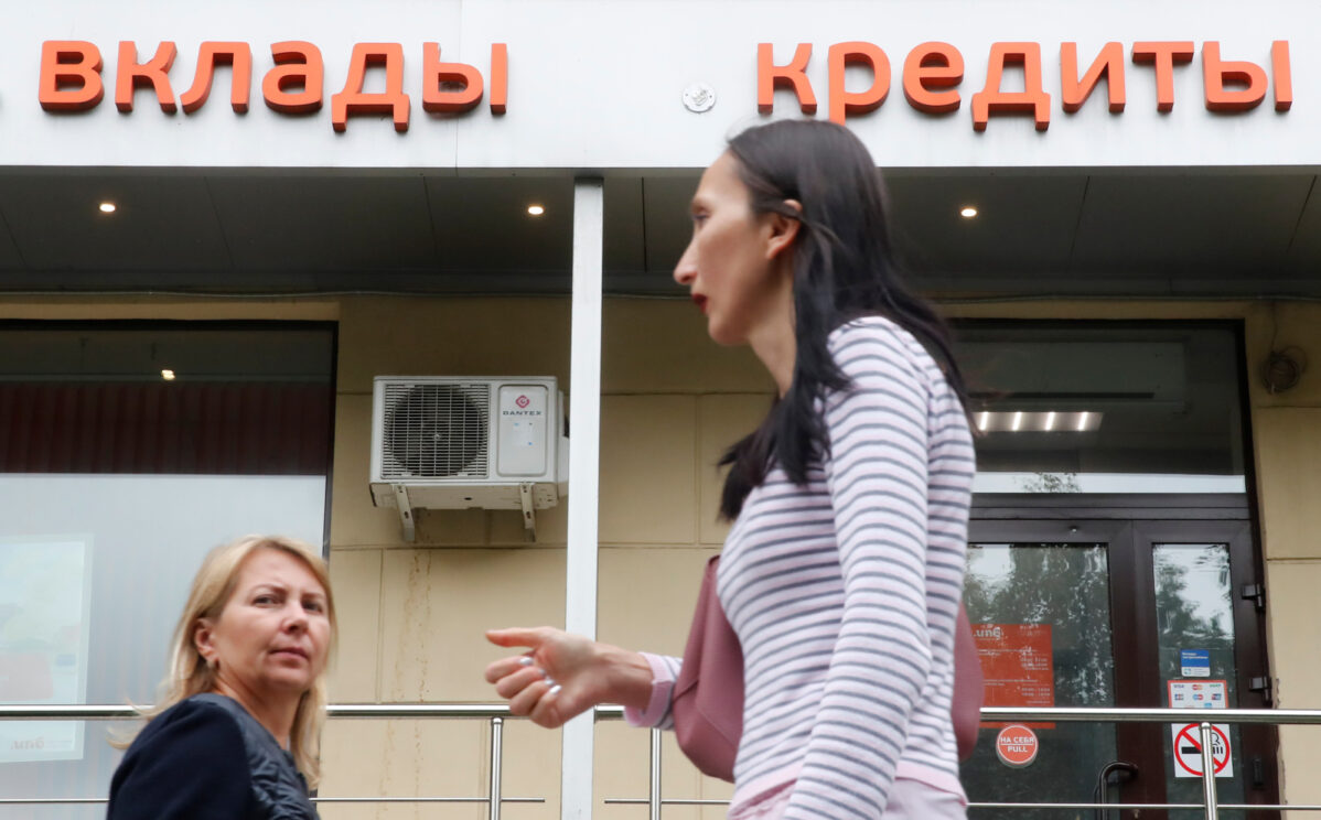 Власти обещают участникам вторжения в Украину списание кредитов. Как работает эта система?